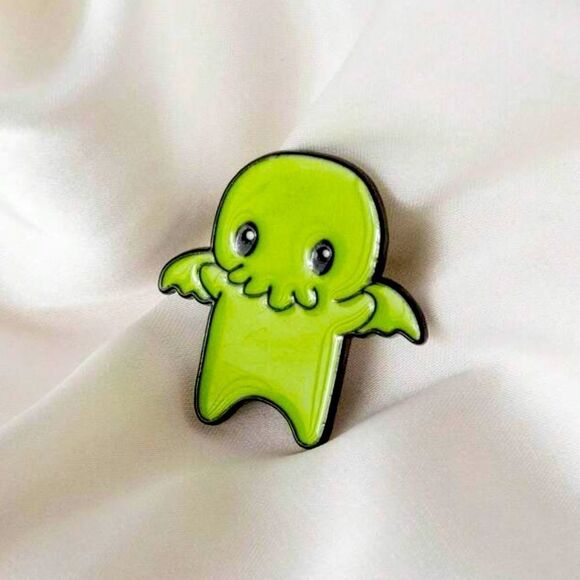 HALLOWEEN SALE Little HP Lovecraft Cthulhu Enamel Pin - Picture 1 of 3